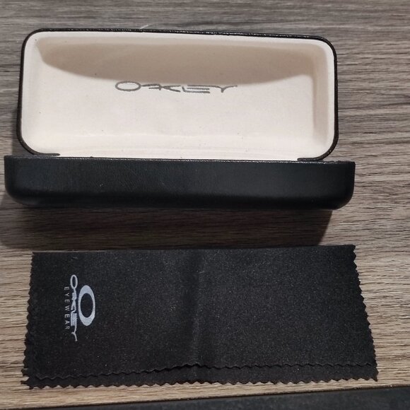Oakley eyewear glasses case with cleaning cloth black cream - Picture 8 of 9
